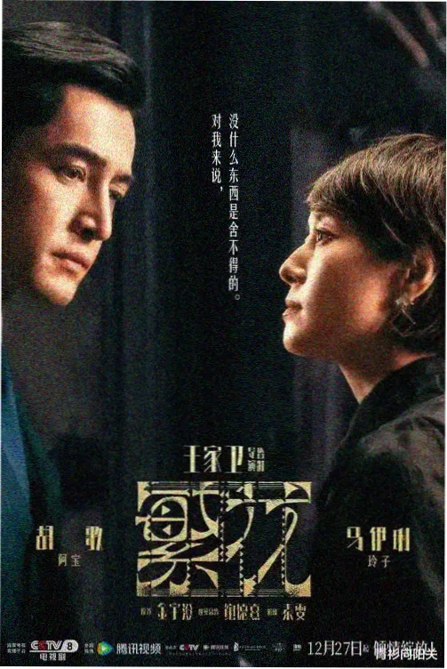 中山影视城骑楼长街，连廊立柱与手写招牌沿街排开
